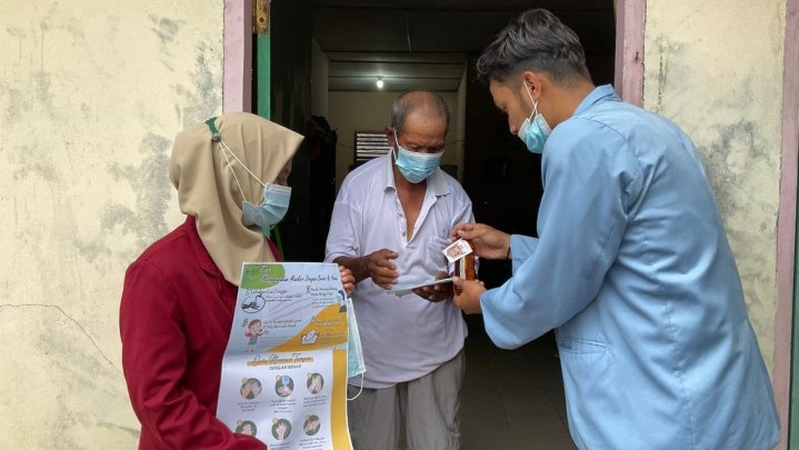 Mahasiswa KKN UR Bagikan Masker, Handsanitizer, dan Disinfektan Gratis Untuk Masyarakat Kampung Suak Lanjut Mahasiswa KKN UR Bagikan Masker, Handsanitizer, dan Disinfektan Gratis Untuk Masyarakat Kampung Suak Lanjut